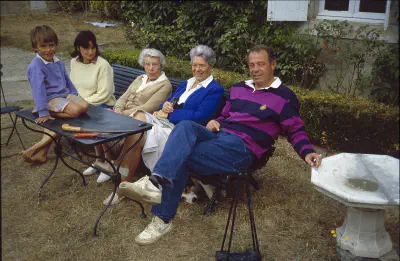 1986--Du monde sur le perron de Lacaze