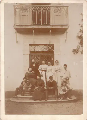 1894-08-Du monde sur le perron de Lacaze